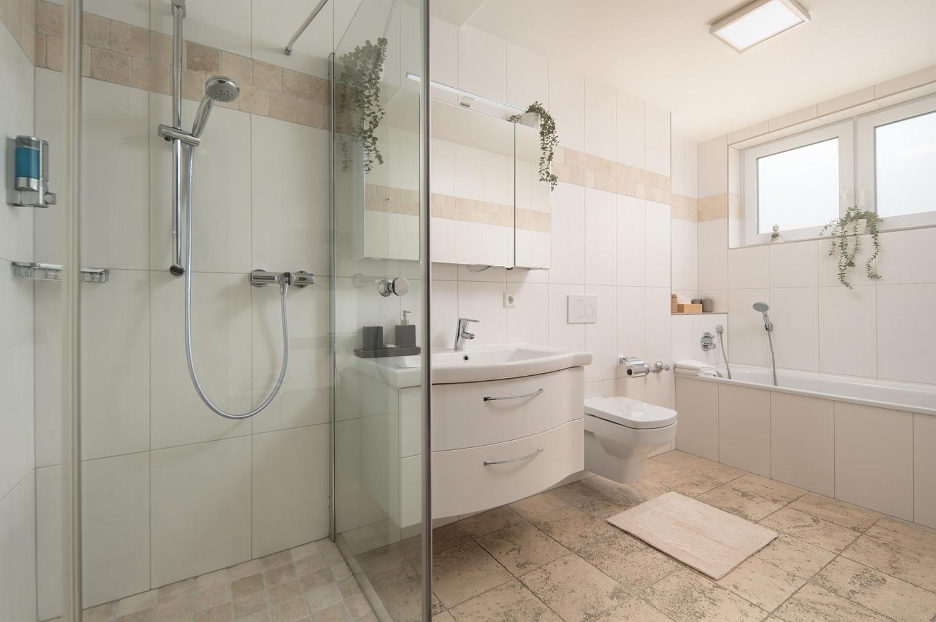 Hotel Vier Jahreszeiten An Der Therme & Kliniken Bad Krozingen Naehe Freiburg & Schwarzwald Ideal Fuer Wellness Kur & Business Ausfluege 24H Check In- Wlan & Parken Gratis Ngoại thất bức ảnh