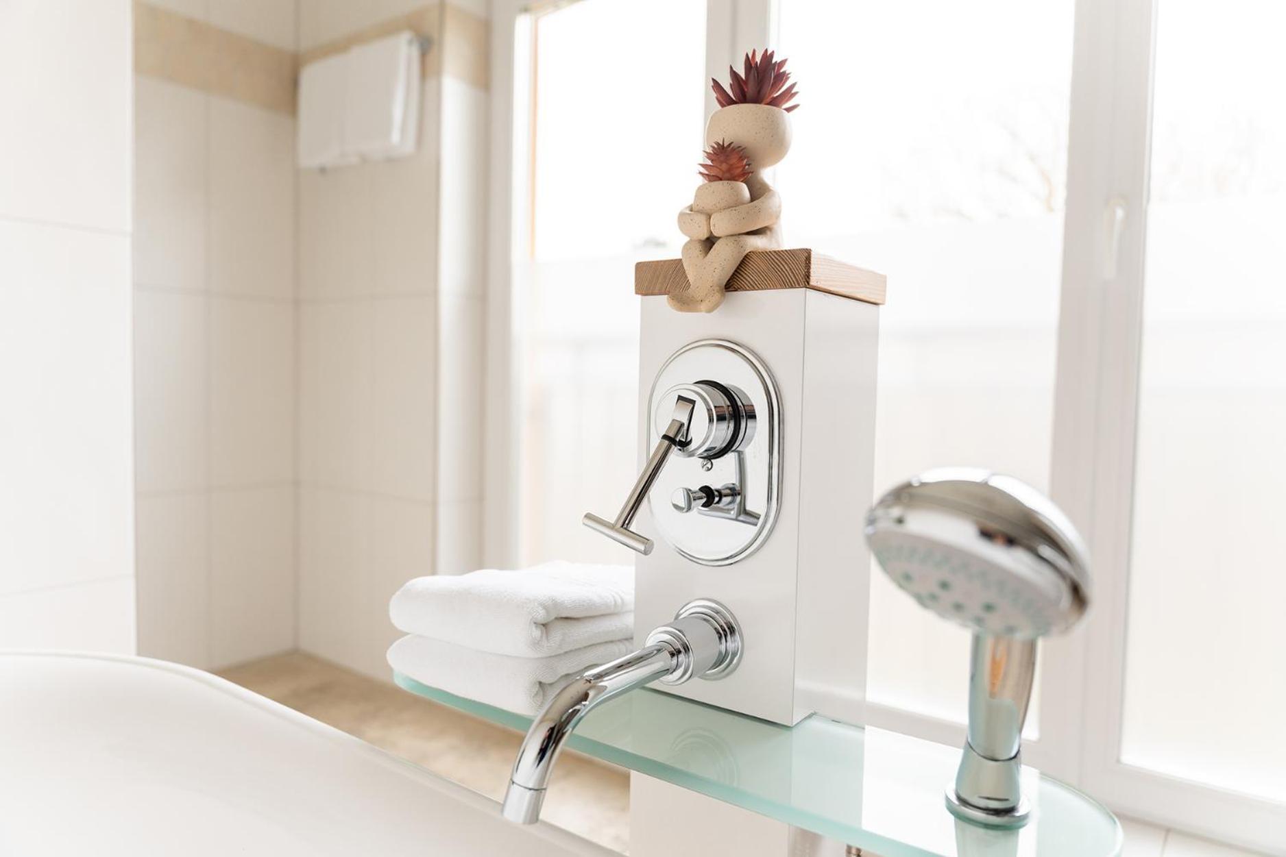 Hotel Vier Jahreszeiten An Der Therme & Kliniken Bad Krozingen Naehe Freiburg & Schwarzwald Ideal Fuer Wellness Kur & Business Ausfluege 24H Check In- Wlan & Parken Gratis Ngoại thất bức ảnh